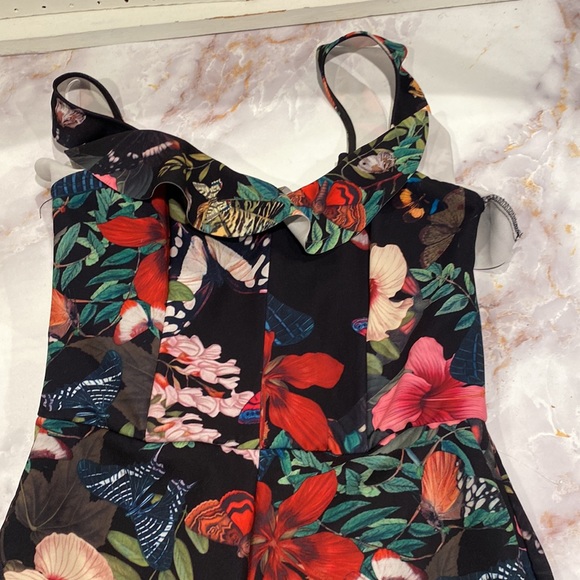 H&M Floral corset style jumpsuit.sz 8 Features side pockets and back zipper - Picture 2 of 6